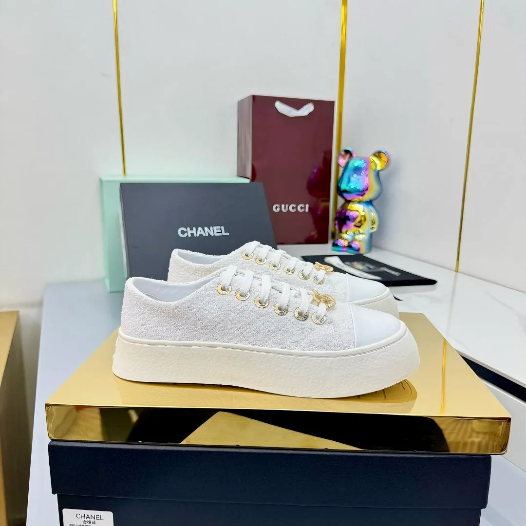 👟👟Ex-factory price 520👟👟 Top-quality cloth-covered version, original quality! ! ! Chanel Chanel - 2025 biscuit shoes, the top casual sports shoes in the counter, this classic design; the upper is electro-embroidered with a variety of craftsmanship; the outsole is fashionable and sporty; the extraordinary inclusion of a variety of color elements... The diversified mix and match is very good-looking and versatile, casual, fashionable, sports, and outdoor can be taken into account... ꫛꫀꪝ Go➫ Material: ❶Upper: Original first-layer cowhide ❷Inner: Sheepskin ❸Outsole is based on: Original TPU combination outsole. Full set of boutique packaging for women 35–40-41. Customized. Non-refundable. 👉